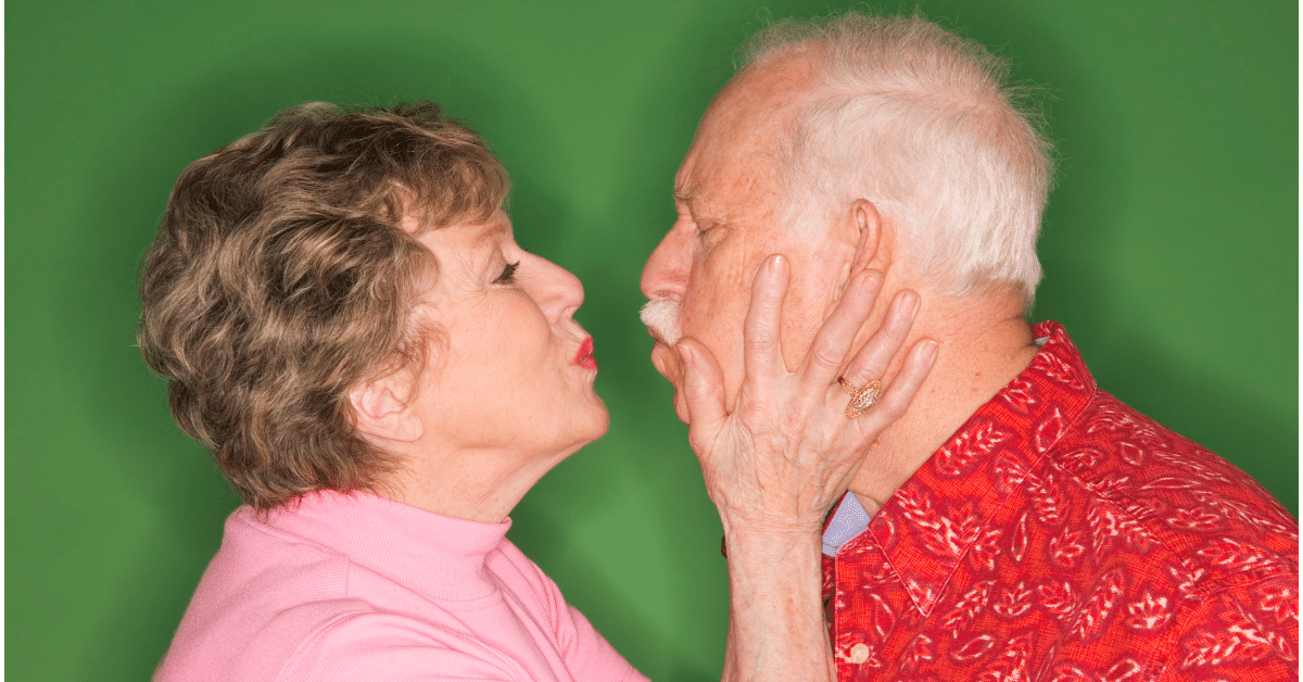 Homem e mulher idosos se beijando