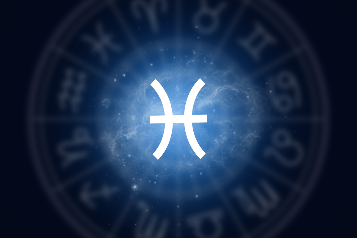 Símbolo do signo de Peixes no meio da roda do Zodíaco