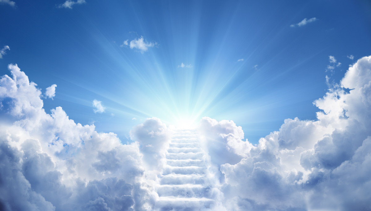 Escada formada de nuvens em direção ao céu