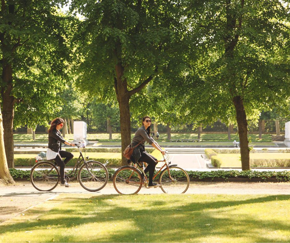 pessoas andando de bicicleta no parque