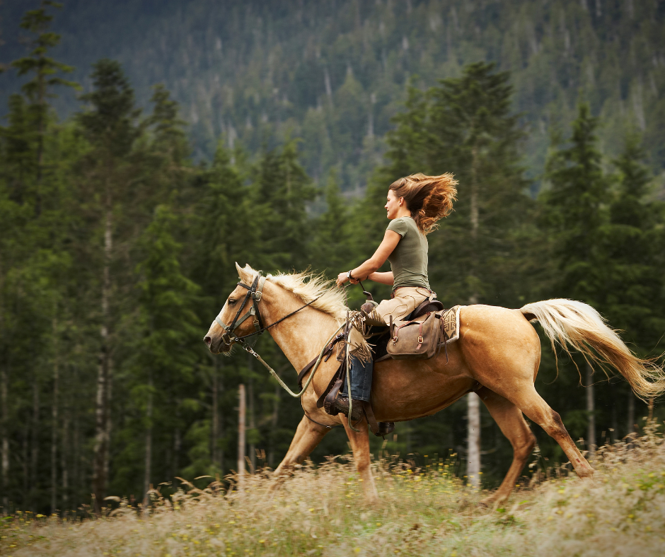 mulher andando a cavalo
