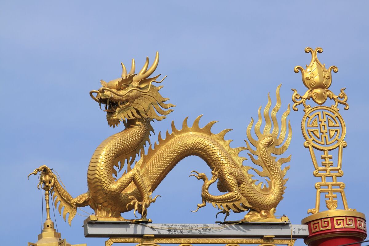 Статуя золотого дракона Китай