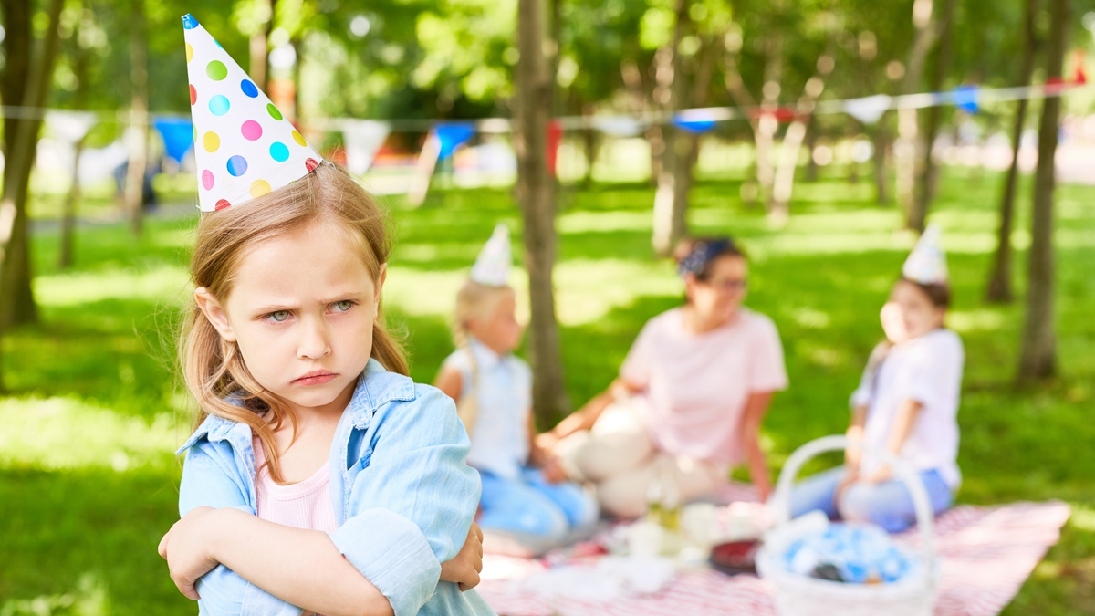 Menina invejando a festa de outra criança.