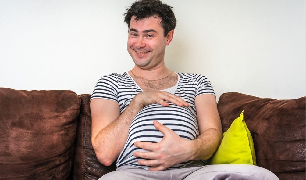 Homem fingindo estar grávido