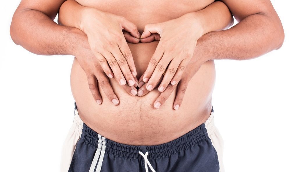Homem segurando barriga como se estivesse grávido