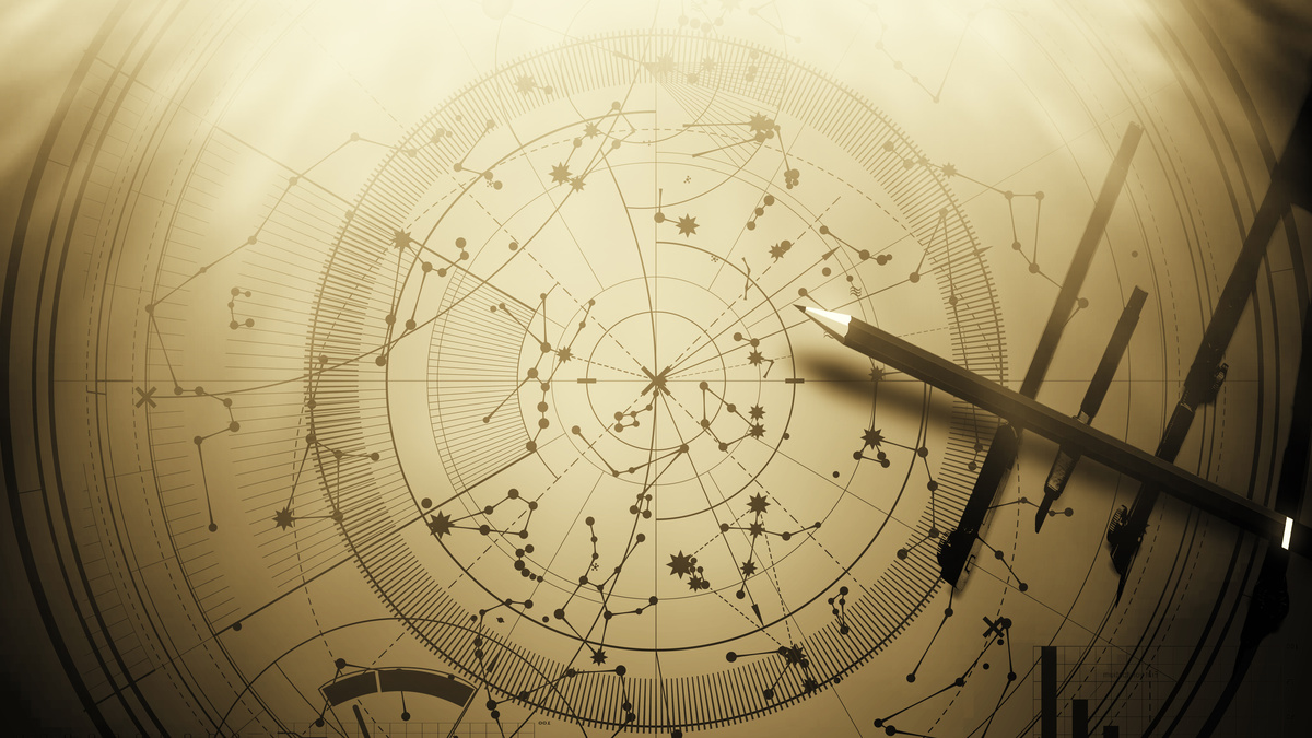 Constelações desenhadas em mapa astral e caneta
