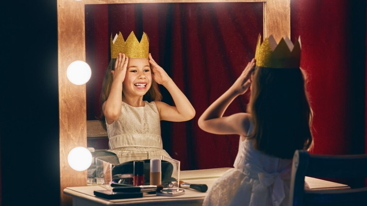 Criança atriz no espelho.