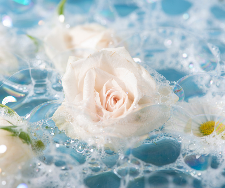 banho com rosas brancas