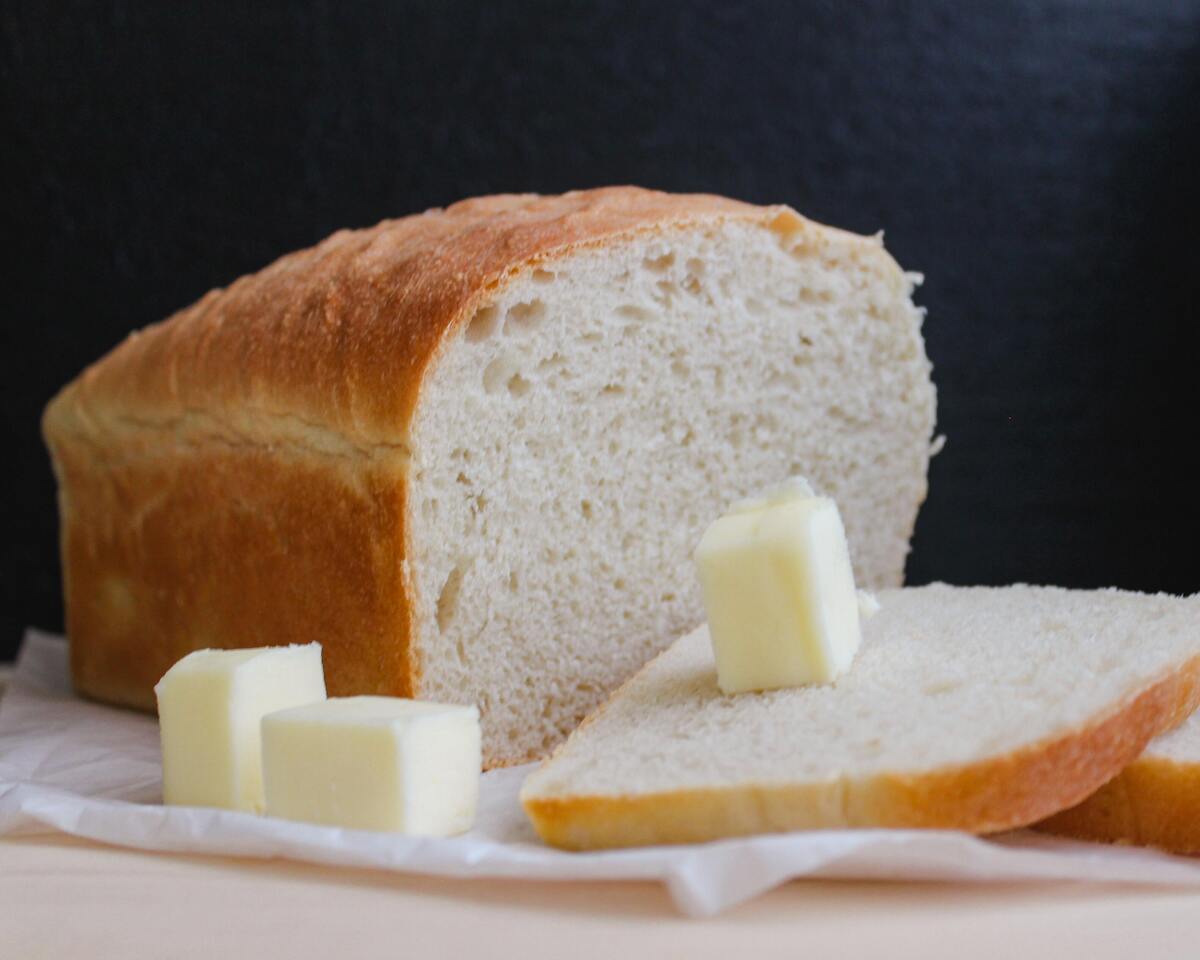 Pão com manteiga.