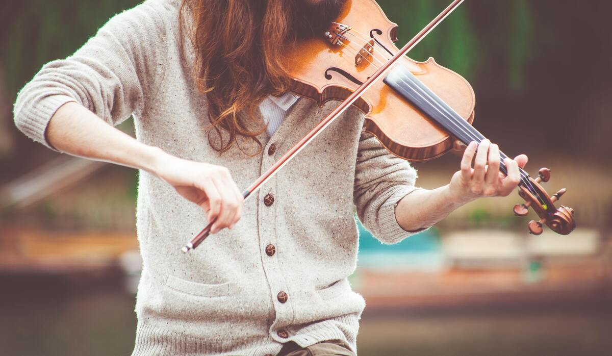 Mulher tocando violino.