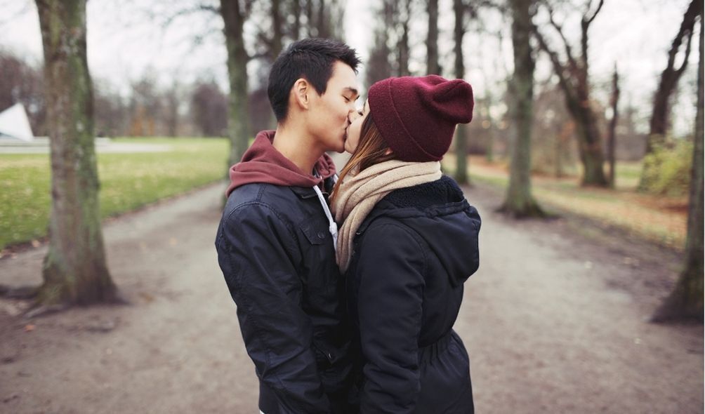 Casal se beijando em parque
