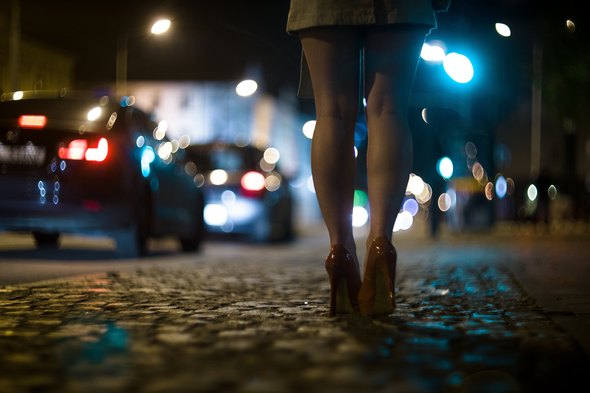Prostituta andando na rua