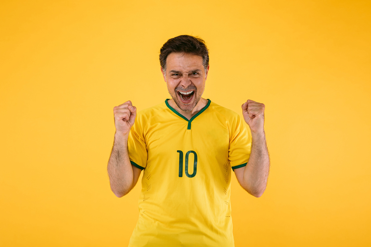 Torcedor com a camisa 10 da seleção brasileira de futebol