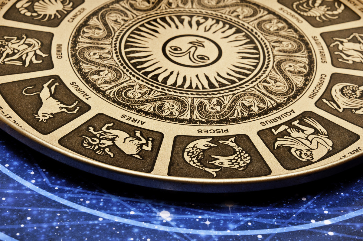 Roda do Zodíaco inclinada com foco em alguns signos