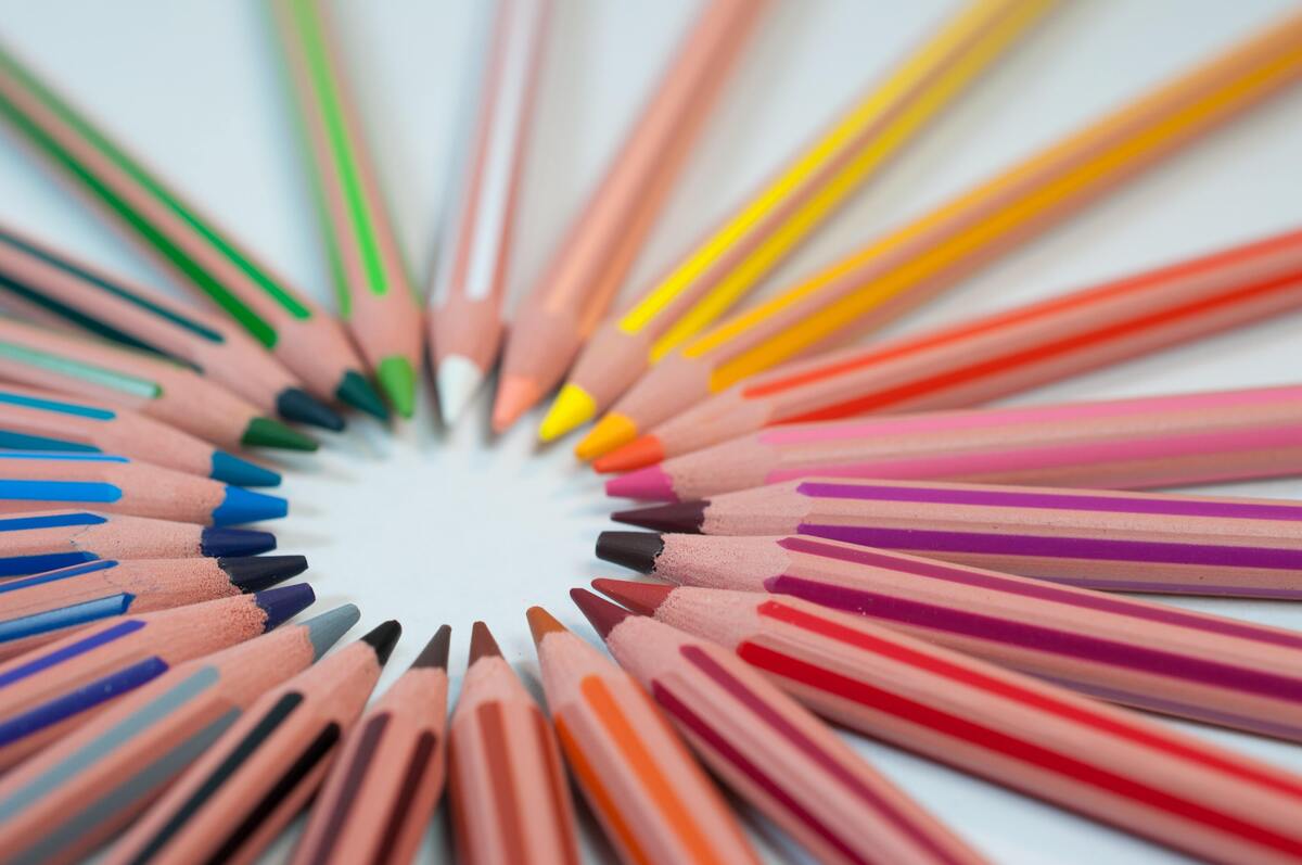 Lápis de cor em círculo.