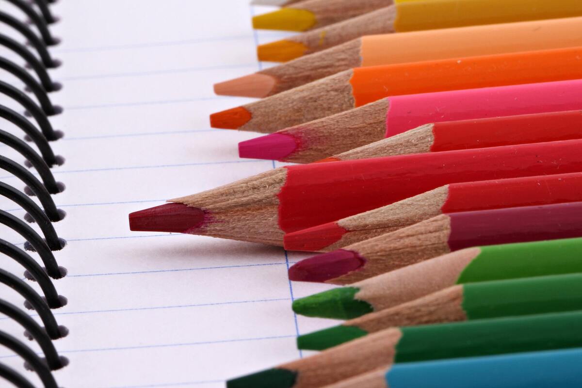 Lápis de cor alinhados.