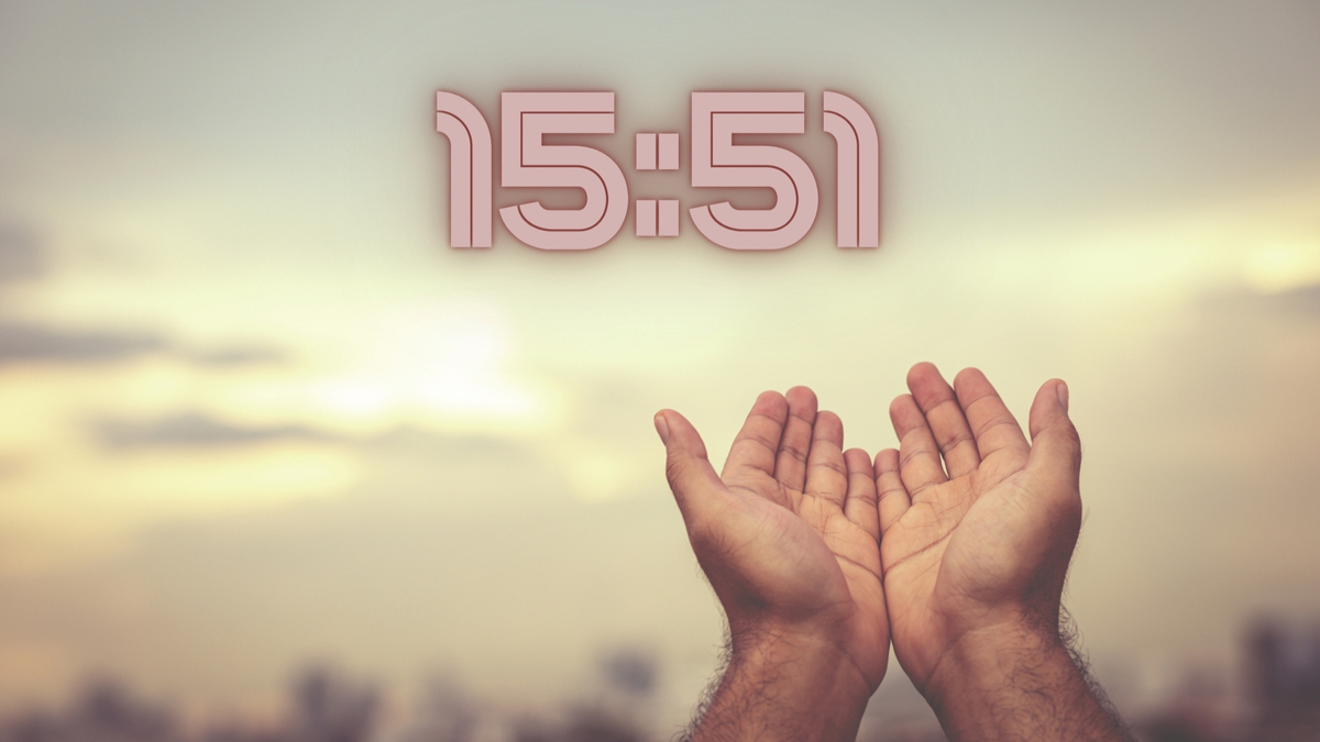 Mãos estendias para o céu e o número 15:51.
