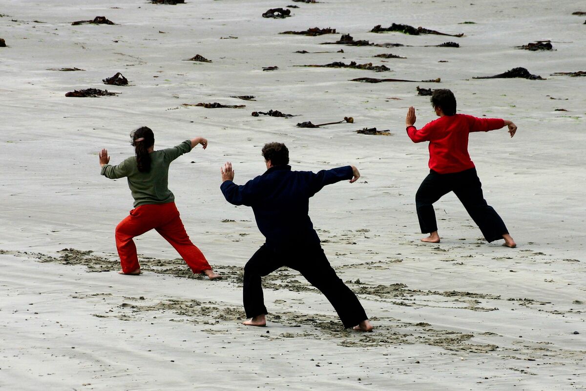 Grupo de pessoas praticando Qigong.