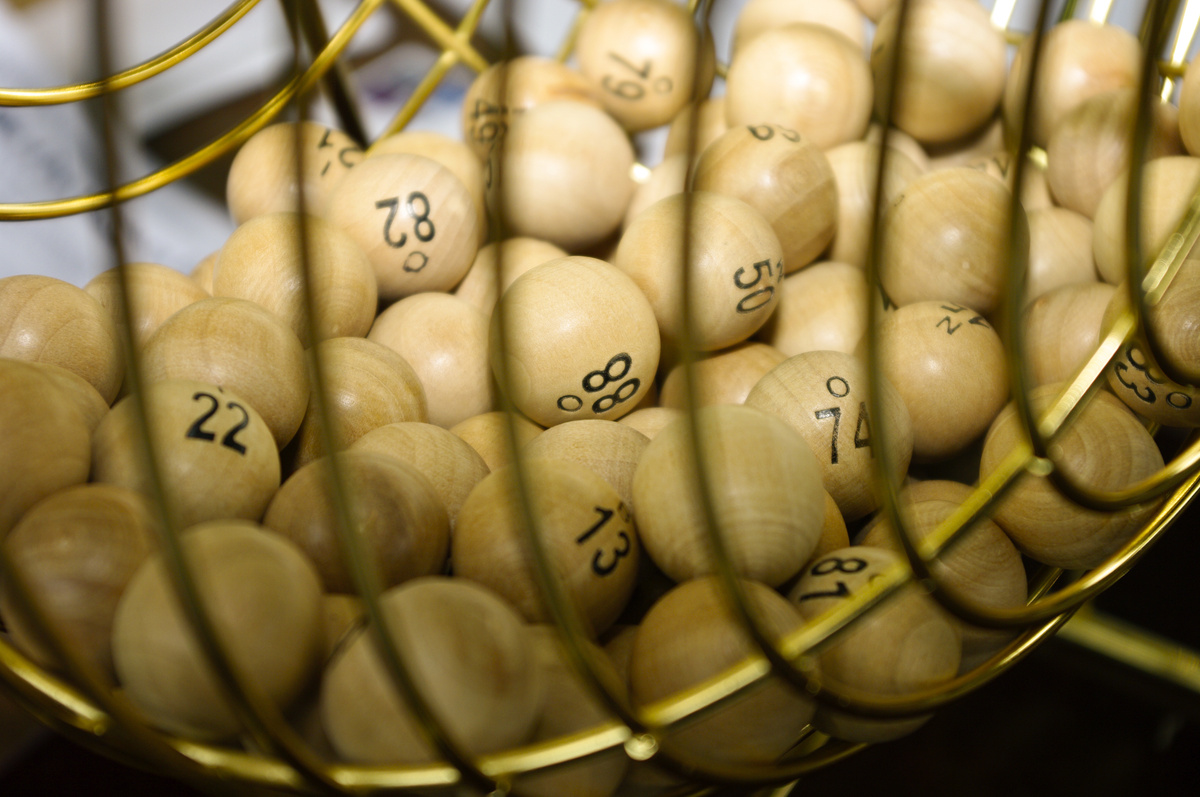 Globo de sorteio com várias bolas numeradas