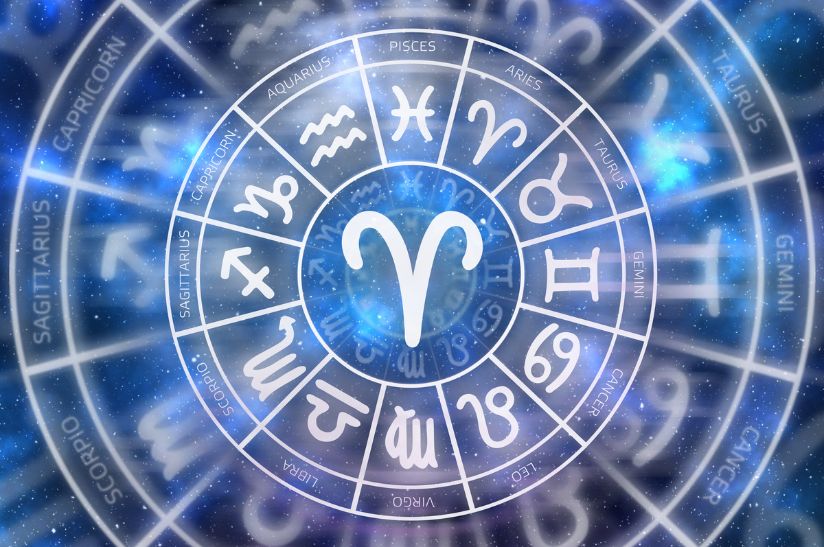 Roda do zodíaco com símbolo do signo de Áries no centro