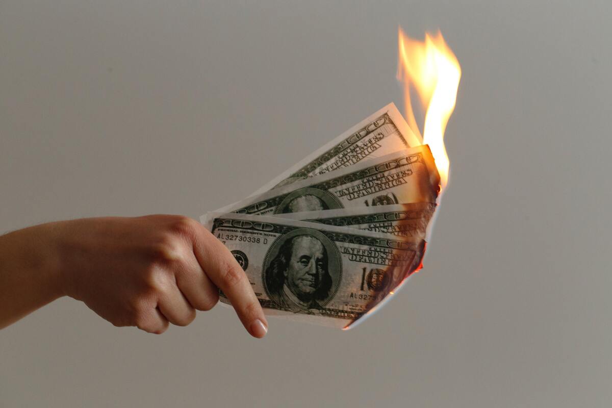 Dinheiro sendo queimado.