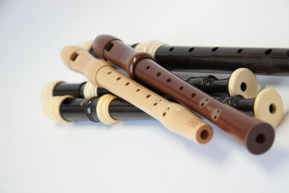 Flautas de diferentes tipos e cores.