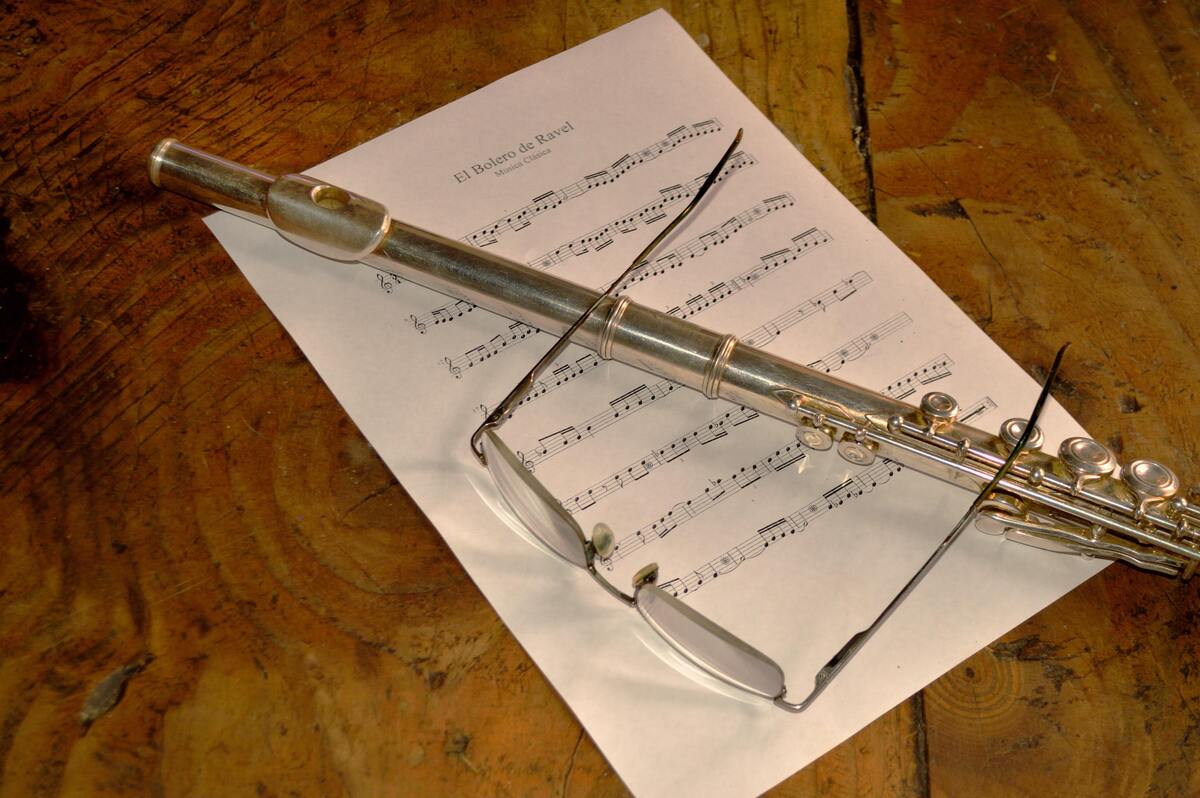 Flauta e cifra de música.