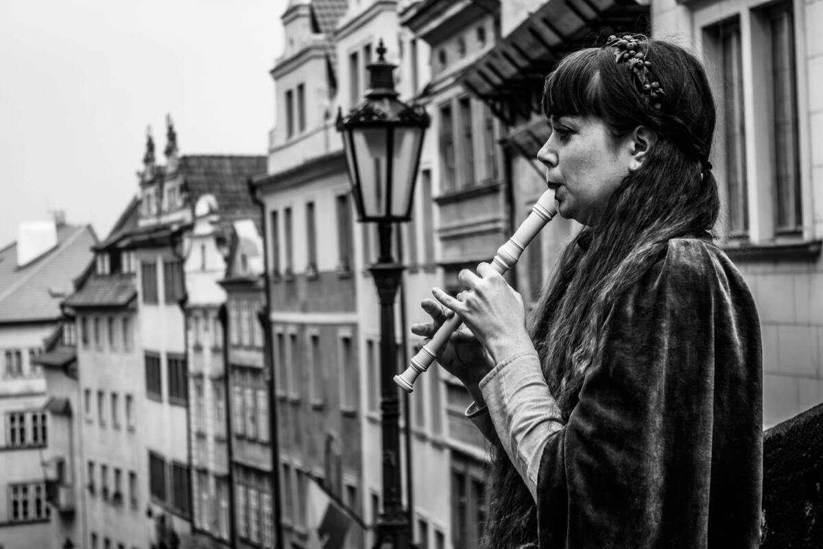 Mulher tocando flauta.