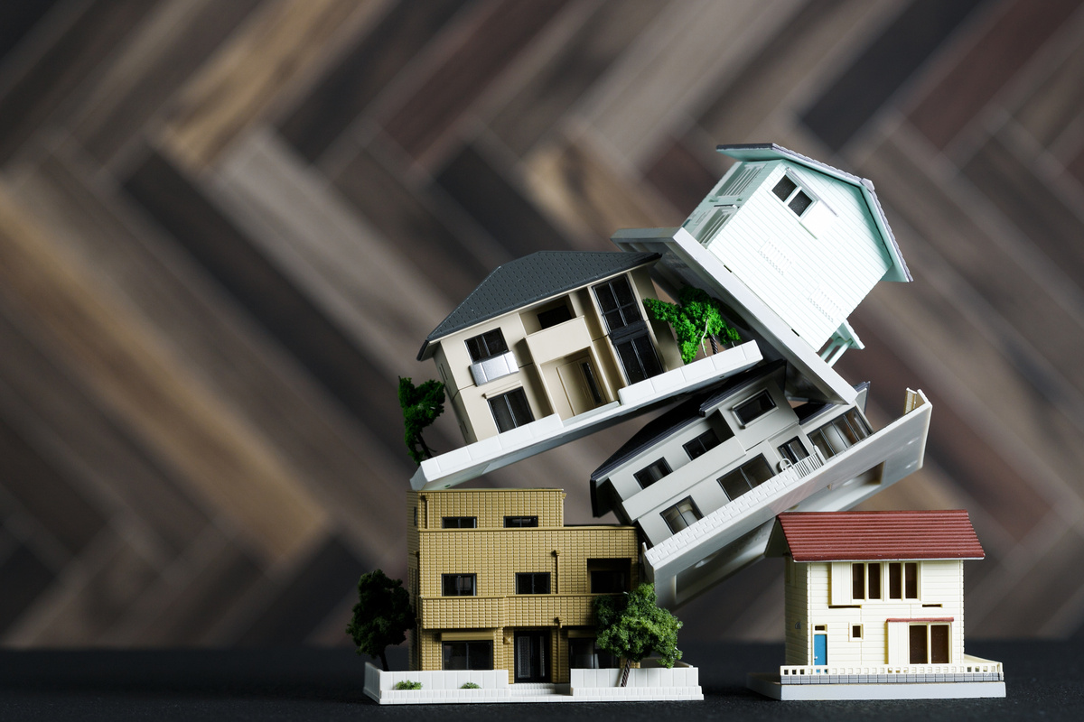 Miniaturas de casas umas sobre as outras