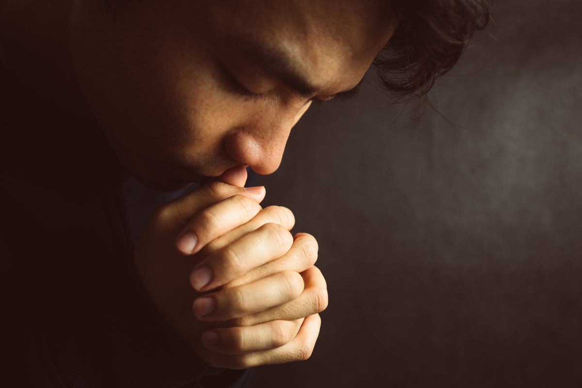Homem rezando