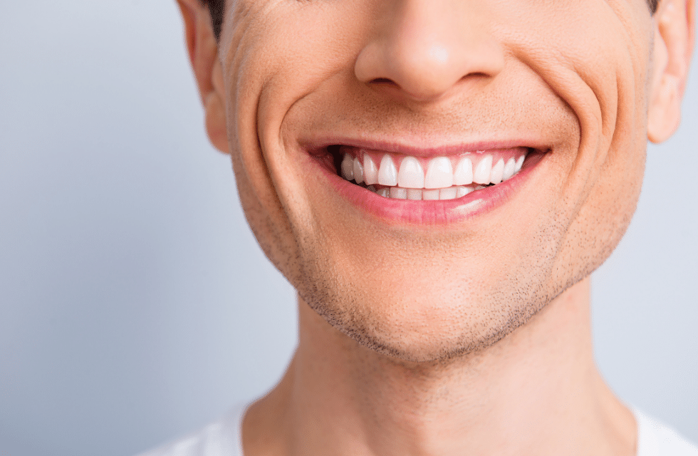 Homem sorrindo com dentes brancos