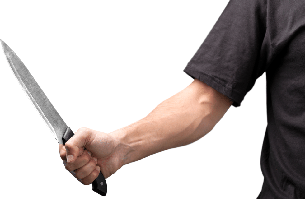 Homem de preto com faca na mão