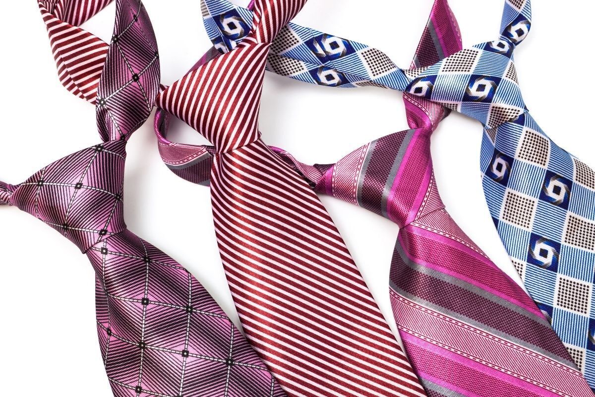 gravatas coloridas e listradas com tons de vermelho, rosa e azul