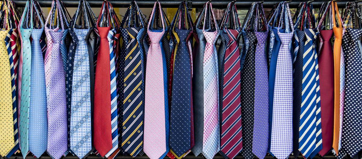 muitas gravatas novas em um armário