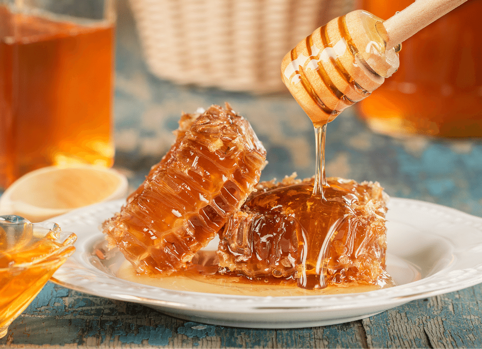 Pratos cheios de mel em capas