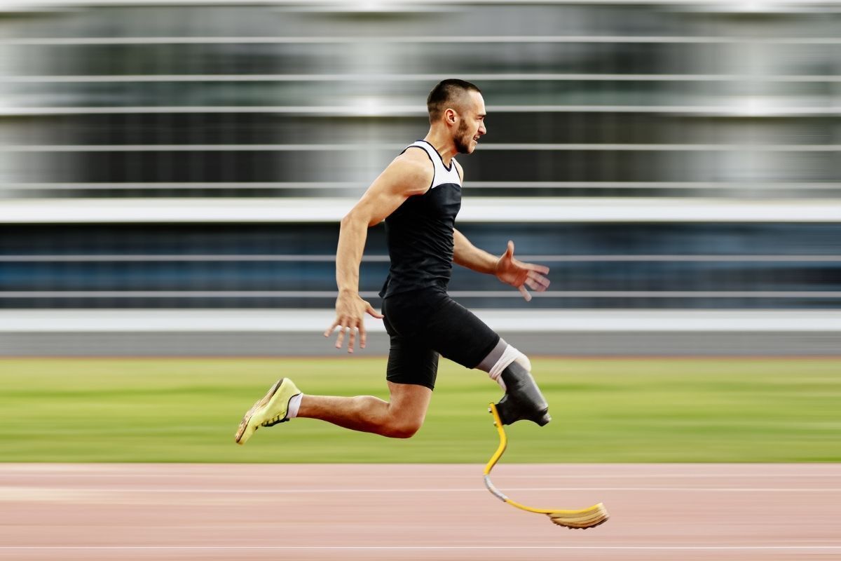 atleta correndo com prótese na perna