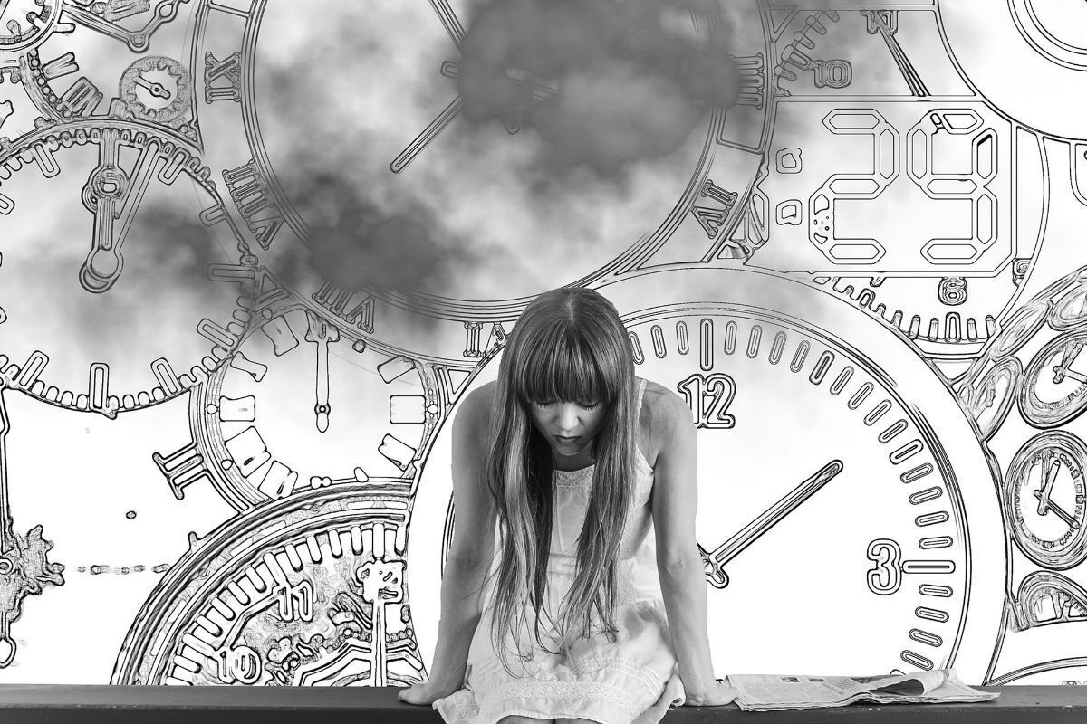 ilustração de mulher refletindo, com os relógios representando o passado no fundo