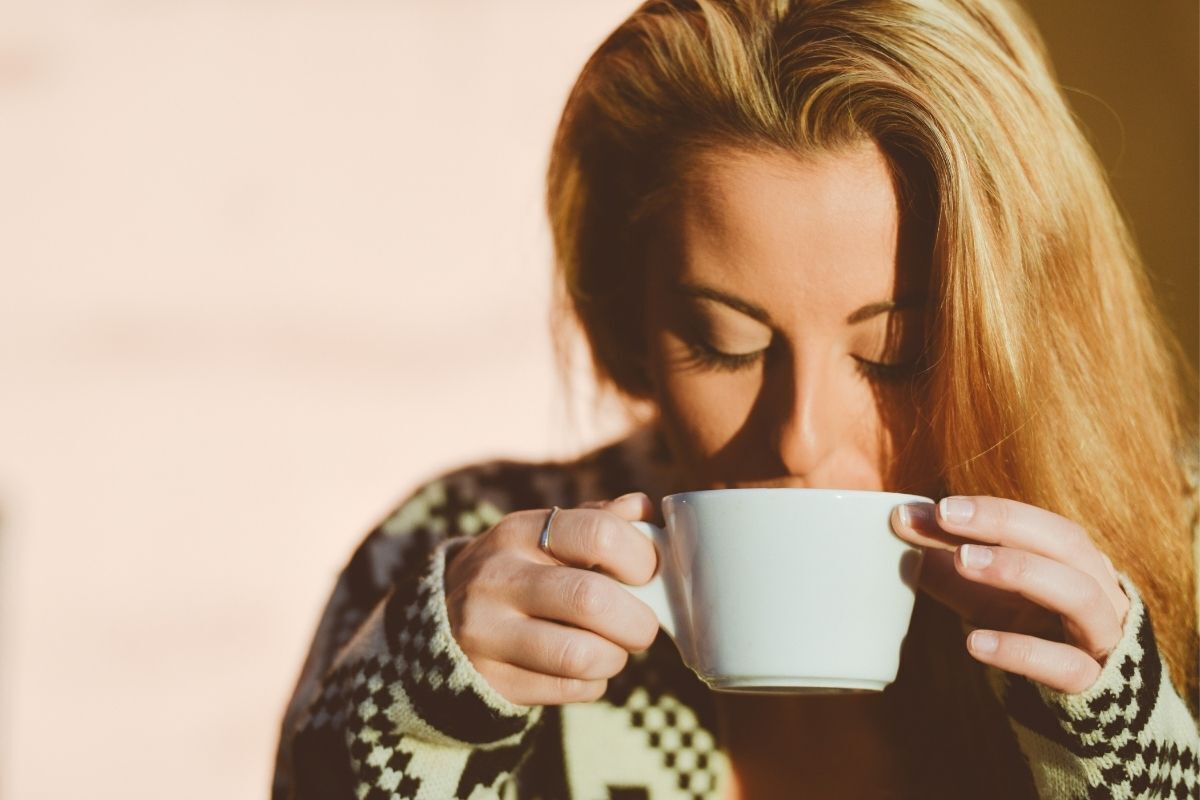 mulher bebendo chá na xícara
