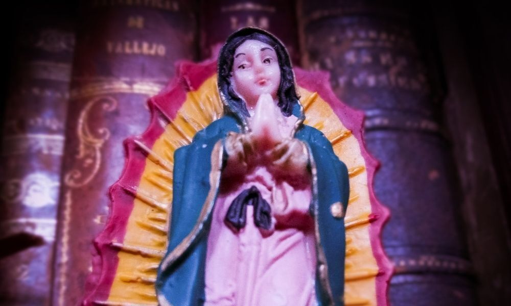 Estátua de Nossa Senhora de Guadalupe.