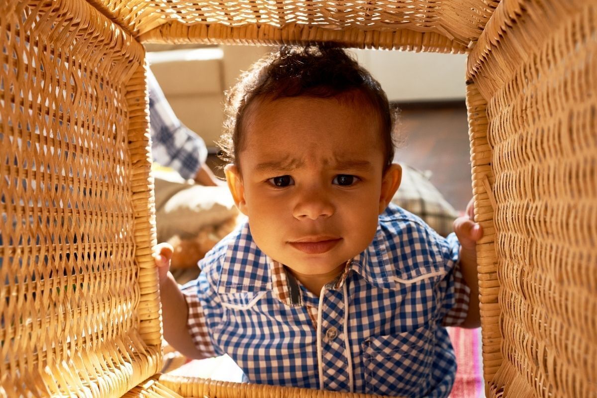 Imagem de um menino curioso olhando através de uma caixa