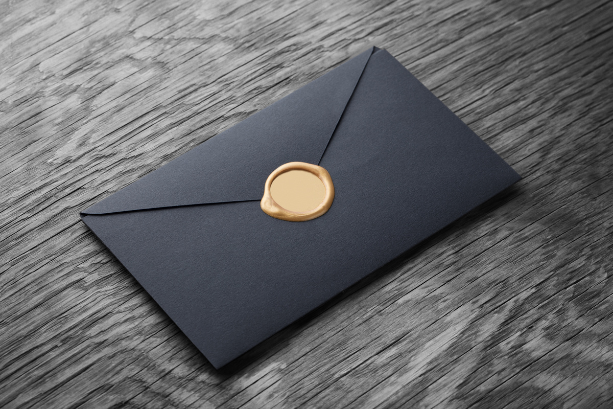 Envelope preto com selo dourado