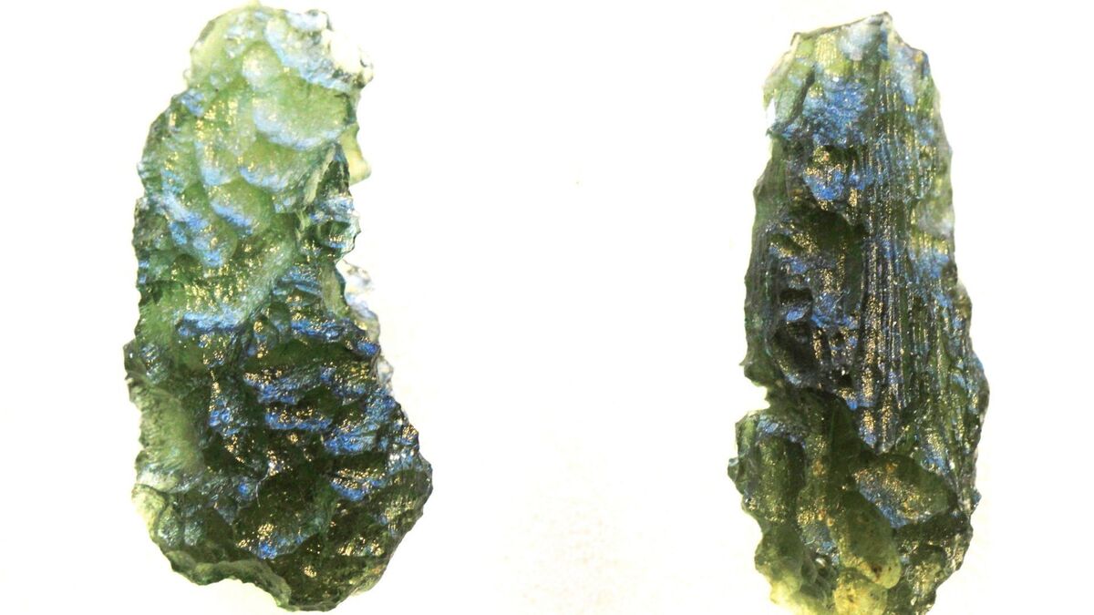 Dois cristais de Moldavita.