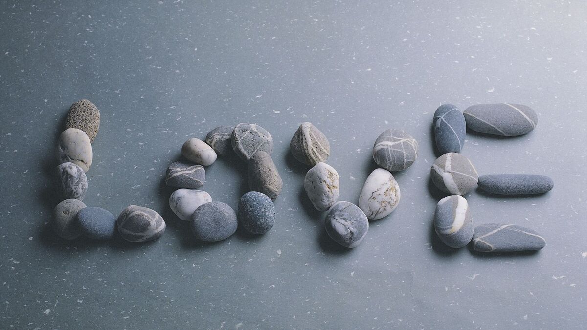 Amor escrito em pedras.