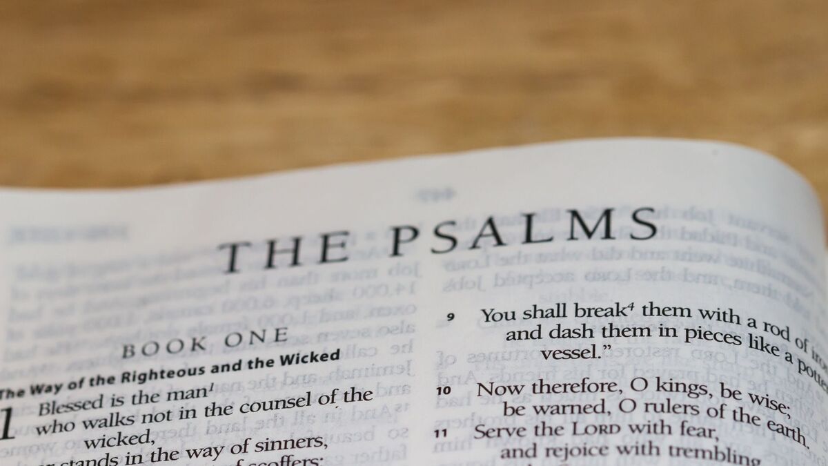Bíblia aberta em um salmo.