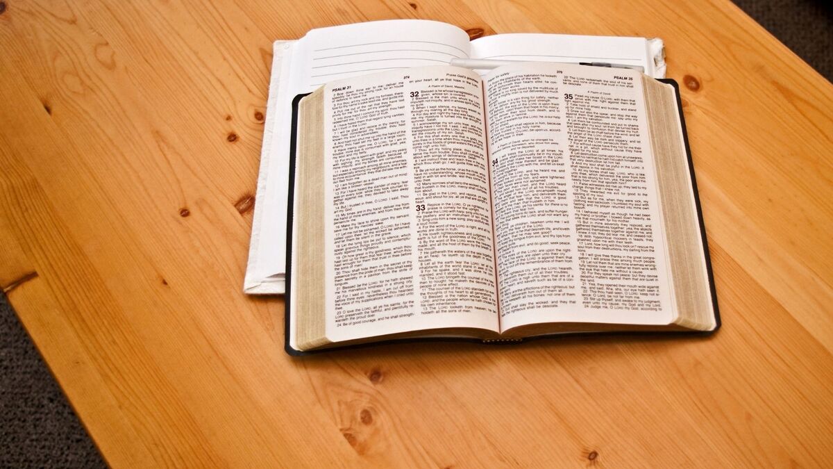 Bíblia aberta na mesa.