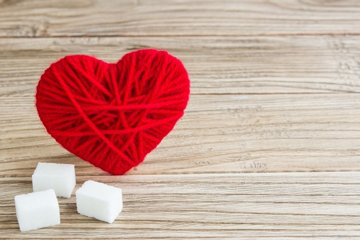 Lã em formato de coração com cubos de açúcar 