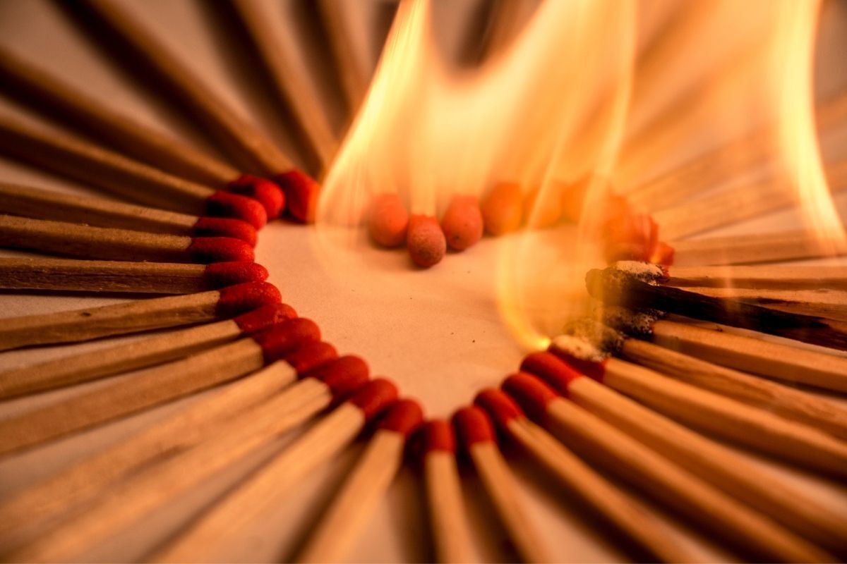 Fósforos queimando em formato de coração
