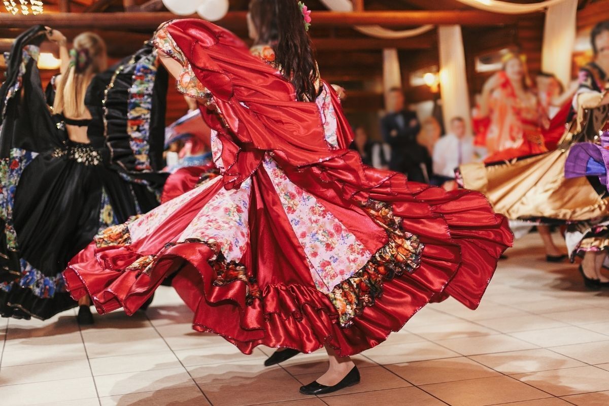 Dança cigana, mulher com vestido vermelho