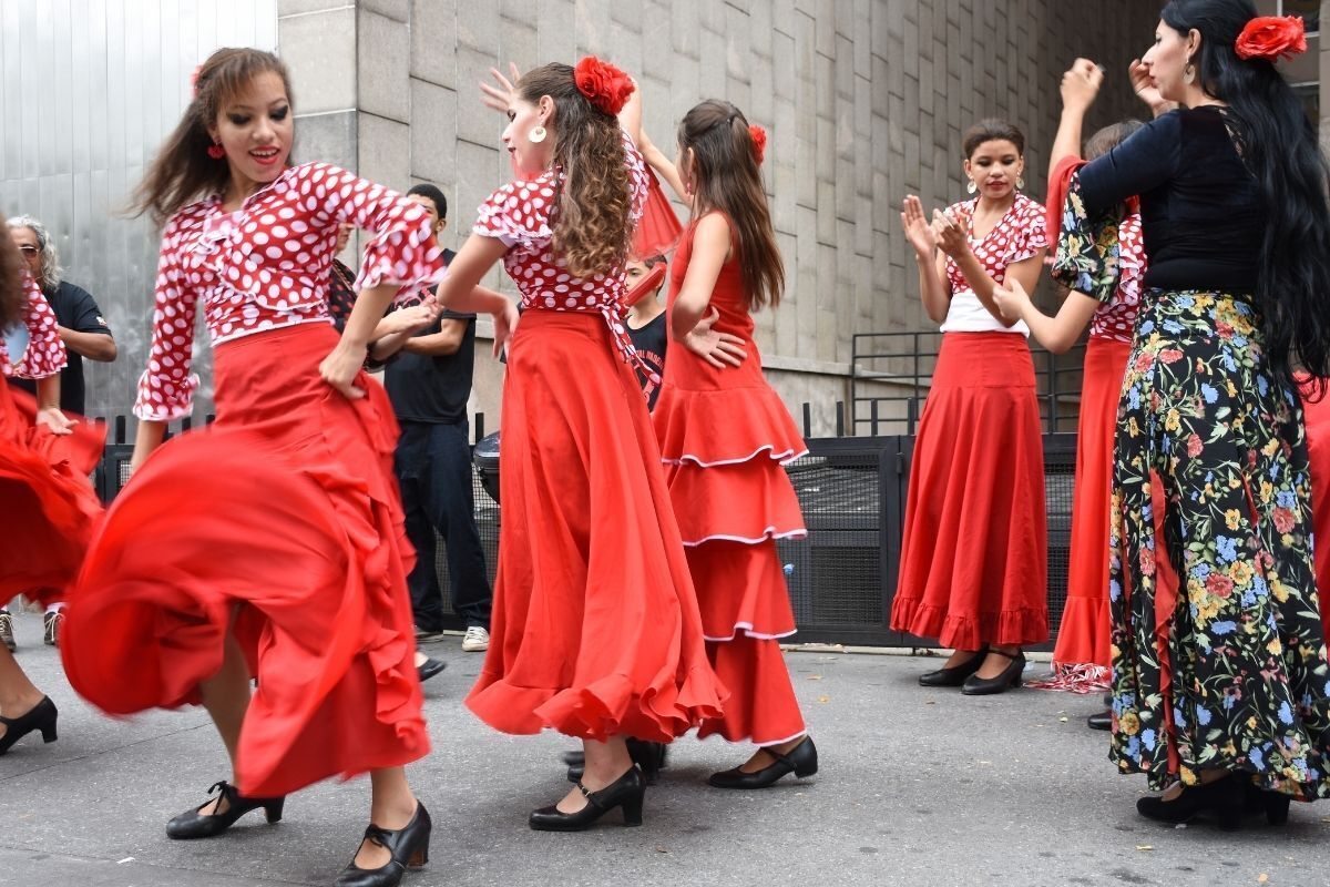 Dança cigana - diversas mulheres com vestido vermelho