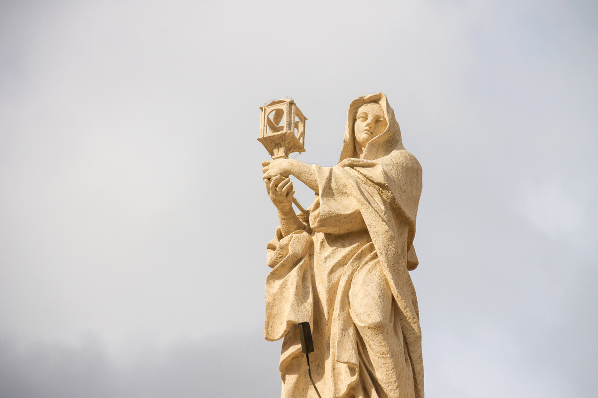 Estátua de Santa Clara de Assis.